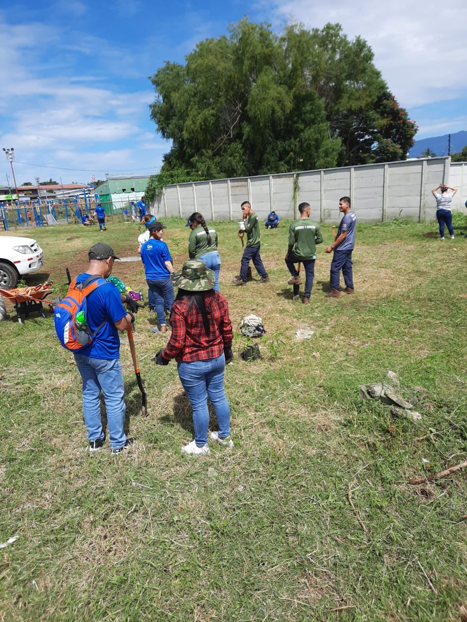 Voluntariado Gutis sembró 70 árboles en comunidad de Alajuelita