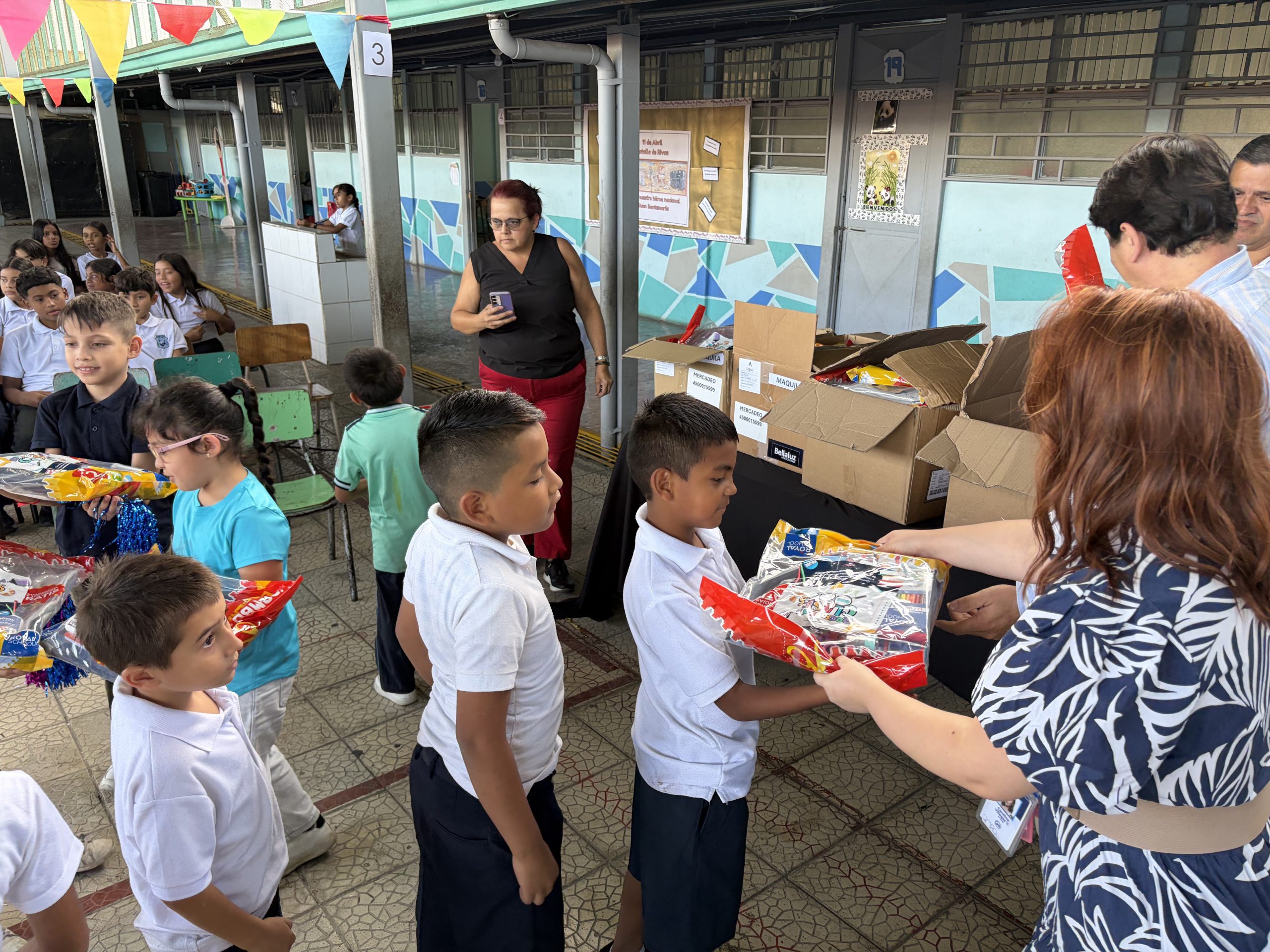 Gutis donó más de 50 útiles escolares a escuela en Pavas